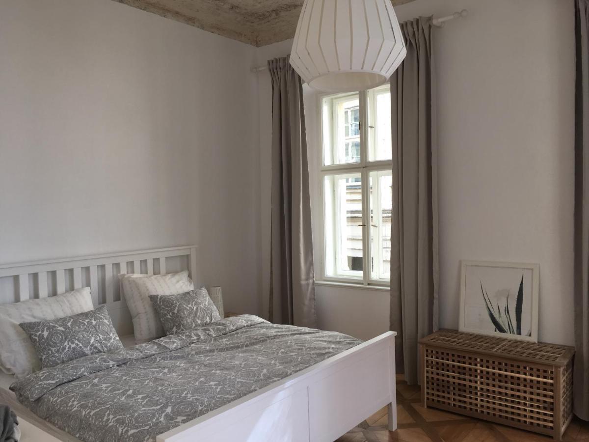Stylish 5 Mins From The Charles Bridge Apartment *